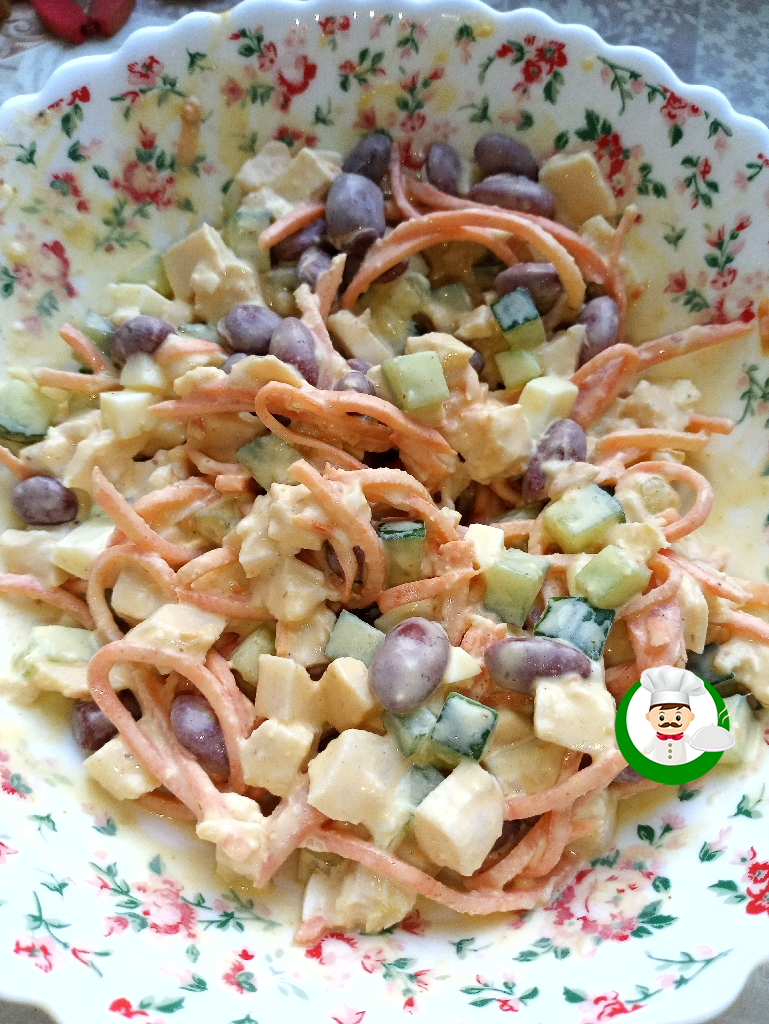 Салат с копчёной курицей и фасолью