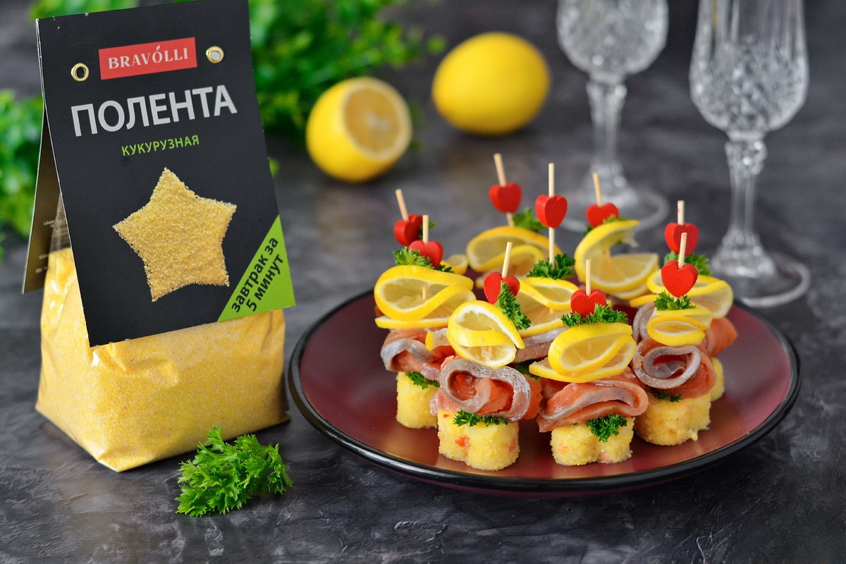 Канапе с лососем на кукукрузной поленте