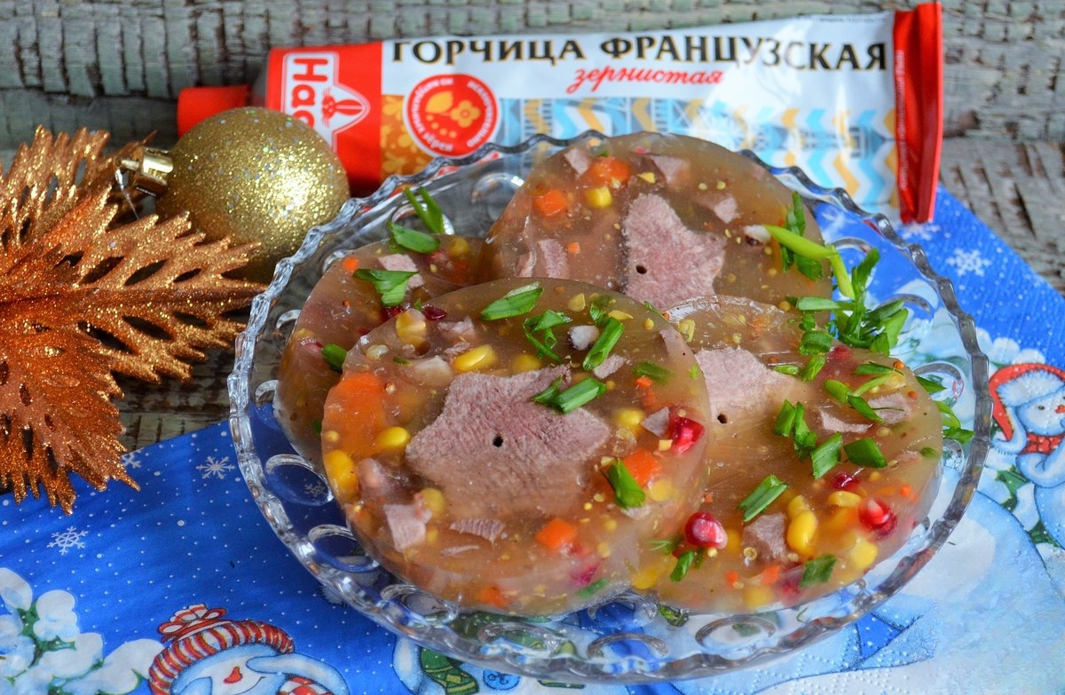 Язык с овощами в желе