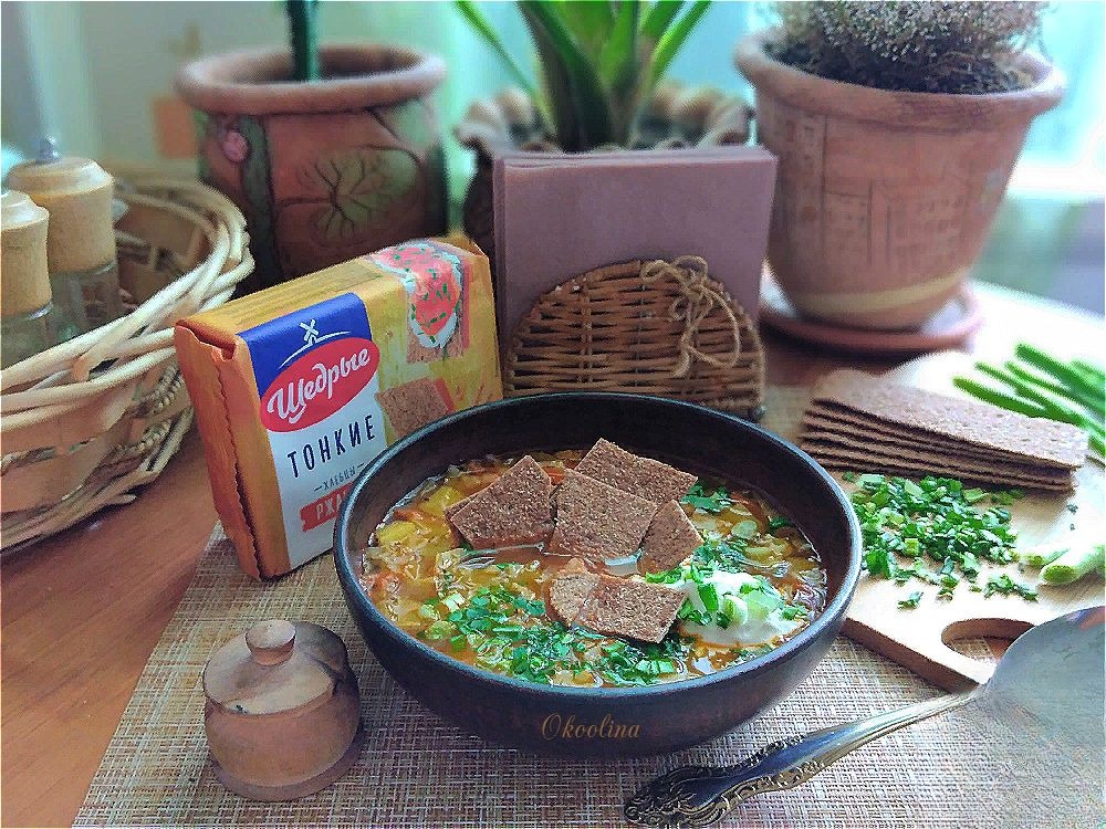 Постные щи с ржаными хлебцами