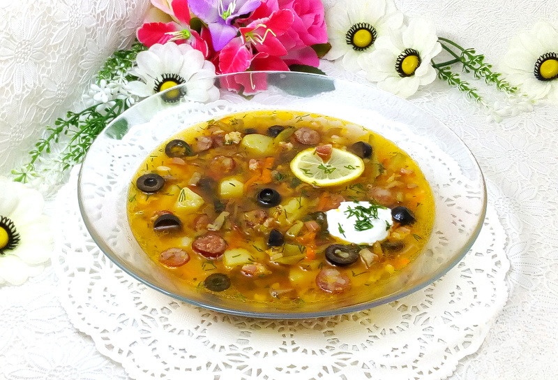 Суп-солянка с грибами и копченостями